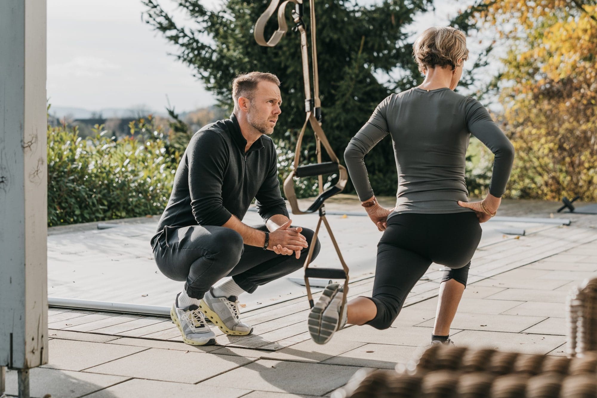 Personal Trainer Markus Mink coacht eine Klientin beim Training im Freien